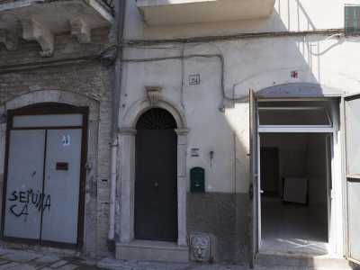 Il primo si trova al civico 25...